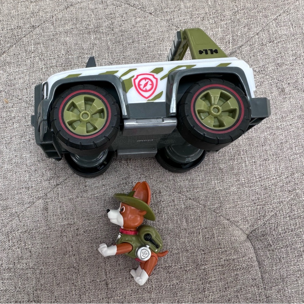 PAW PATROL COLLECTIBLE TRACKER PUP AND VEHICLE - Picture 2 of 4